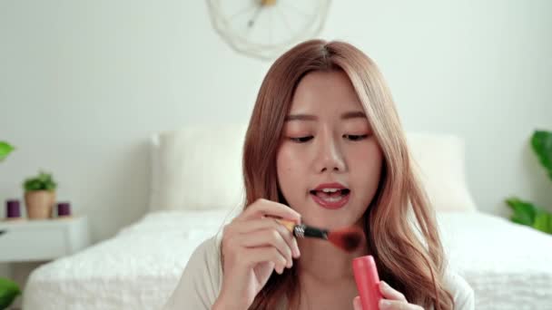 Hermosa Mujer Hace Rubor Cara Usando Cepillo Maquillaje Sentado Dormitorio — Vídeos de Stock