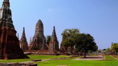 Wat Chaiwatthanaram 'ın video vinç çekimi uzun bir saltanat ve şanlı dönemin tapınağıdır. Khmer tarzında Budist erdemi kazanmak için tasarlandı. Ayutthaya tarihi parkındaki Budist tapınağı.