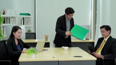Şirket çalışanları, müdürün ofis içinde onaylaması için iş teklifinde bulunuyorlar..