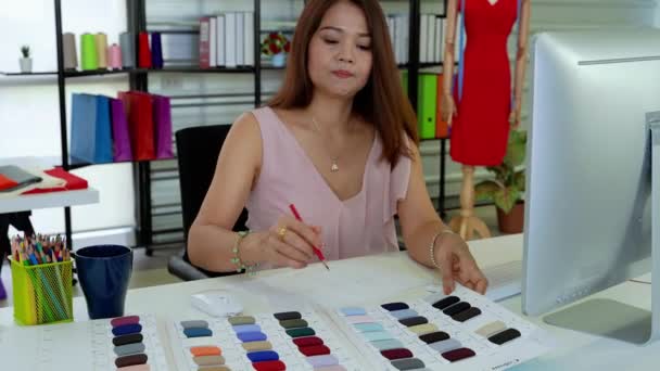 Asian Female Senior Designer Choosing Color Design Clothes — Stock Video