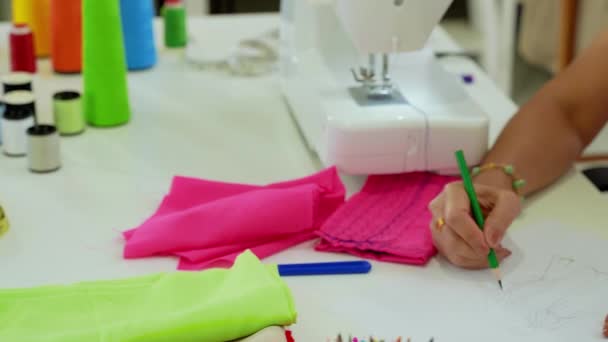 Крановий Відеофільм Азіатської Жінки Дизайнера Choosing Колір Дизайну Одягу — стокове відео