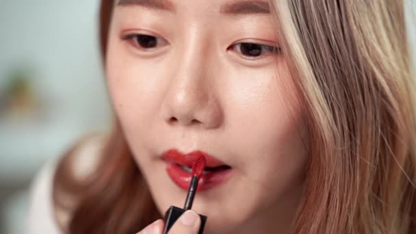 Zeitlupe Nahaufnahme Video Hübsche Asiatische Frauen Benutzen Pinsel Tragen Lippenstift — Stockvideo