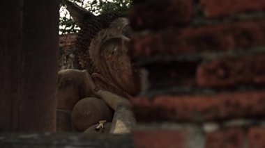 Wat Chaiwatthanaram 'daki eski bir kilisede Khmer stili Buda heykeli.