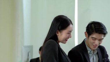 Genç iş adamları ofiste iş konuşuyorlar.