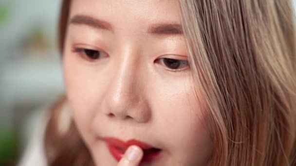 Yavaş Çekim Videosu Güzel Asyalı Kadınlar Boya Fırçası Kullanıyor Dudaklarına — Stok video