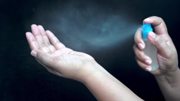 Användning Handspray Handspray För Att Förhindra Infektion Från Pesten Covid — Stockvideo