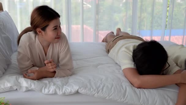 Parents Teasing Daughters Bed House Full Happiness Comfort — Stock Video