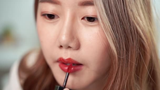 慢动作特写视频 漂亮的亚洲女人正在用漆刷 在嘴边涂口红 — 图库视频影像