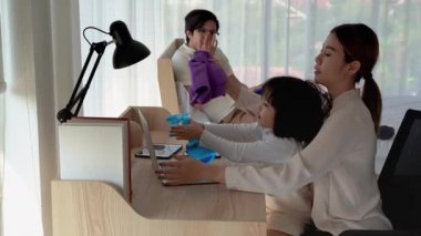 Anne kızına spreyi çeşitli aletleri temizlemek için kullanmayı öğretiyor. Mikroplardan arınmak için evin içinde.