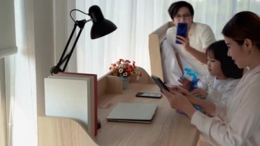 Anne kızına spreyi çeşitli aletleri temizlemek için kullanmayı öğretiyor. Mikroplardan arınmak için evin içinde.