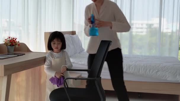 母亲正在教她的女儿用喷雾来清洁各种装置 在房子里没有细菌 — 图库视频影像