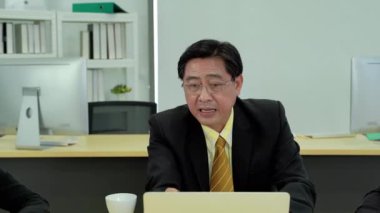 Savvy yöneticilerinin videolarını büyüt, ofiste genç çalışanlara ders veriyorlar..