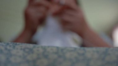 Asyalı kadınlarda yaşlı bir kadın örgü örüyor, evin içinde örgü örüyor, bu hassas bir hobi..
