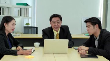 Savvy yöneticilerinin videolarını büyüt, ofiste genç çalışanlara ders veriyorlar..