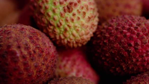 Close Dolly Shot Red Exotic Chinese Lychee Fruits — Vídeo de stock