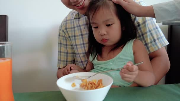 Familie Geeft Dochter Het Ontbijt Voor Zichzelf Leert Zichzelf Helpen — Stockvideo