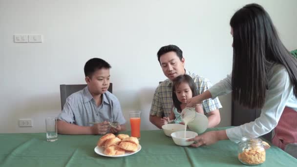 Asijská rodina snídá společně.