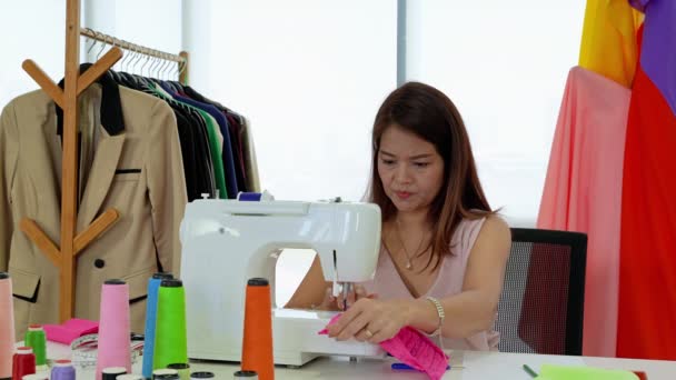 ズームアウト 高齢者アジアのデザイナーは彼女の縫製作業に飽き飽きしている — ストック動画