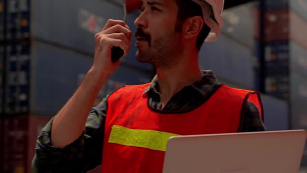 Crane Video Záběr Mužských Inženýrů Jsou Pomocí Rádia Komunikovat Koordinovat — Stock video