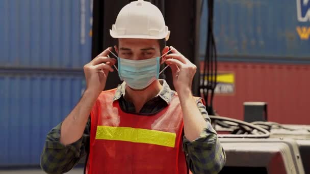 Ingenieurs Dragen Een Masker Voordat Een Industriële Fabriek Gaan Werken — Stockvideo