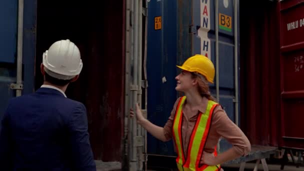 Inženýři Ženy Předák Jsou Kontrolu Zboží Kontejnerech Lodní Průmysl — Stock video