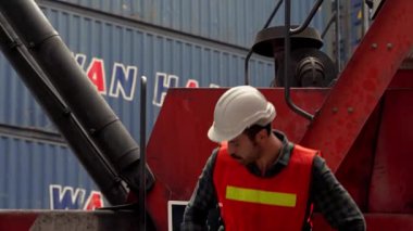 Mühendislerin bir taşıma endüstrisindeki bir forkliftte otururken çekilmiş videoları. İş yerinde çok yorgun.