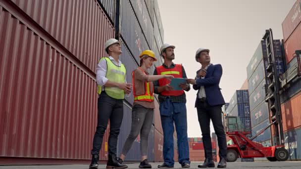 倉庫という作業現場で相談に乗っている技術者や社長 — ストック動画