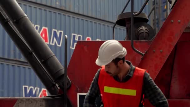 Toma Video Inclinada Los Ingenieros Está Sentada Una Carretilla Elevadora — Vídeo de stock