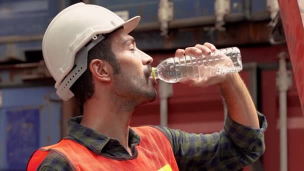 Een Ingenieur Die Water Drinkt Hij Heeft Erg Dorst Moe — Stockvideo