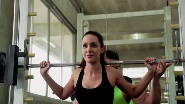 Treinador Fitness Está Ensinando Mulheres Bonitas Para Exercitar Levantando Pesos — Vídeo de Stock