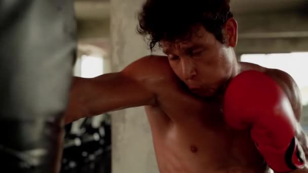 Boxers Met Tatoeages Ribben Slaan Slaan Zandzak Tot Uitgeput Zijn — Stockvideo