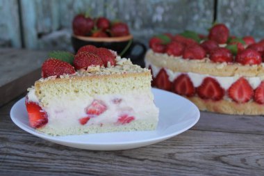 Taze çilekli kek.
