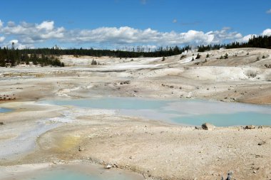 Yellowstone Ulusal Parkı 'nın Yellowstone Ulusal Parkı' ndaki Büyük Prismatik Baharı 'na bakan bir yürüyüşçü, ABD' nin en büyük kaplıcası ve dünyanın en büyük üçüncü kaplıcası..