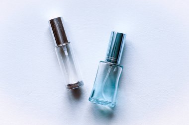 Parfüm şişesi maketi, boş kozmetik şişeleri şablonu. Paket tasarımı. Beyaz arka planda izole edilmiş gerçekçi bir illüstrasyon. Beyaz arka planda bir şişe parfüm..