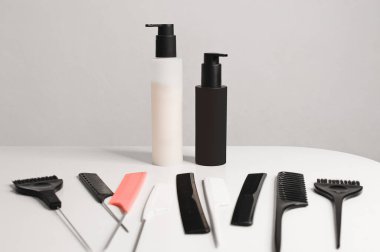 Profesyonel Kuaför Aletleri. Saç stili yap, saçını kes ve kurula. Güzellik salonu için aletler. Saç kurutma makinesi, fırça, saç kesimi, makas.