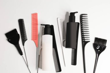 Profesyonel Kuaför Aletleri. Saç stili yap, saçını kes ve kurula. Güzellik salonu için aletler. Saç kurutma makinesi, fırça, saç kesimi, makas.