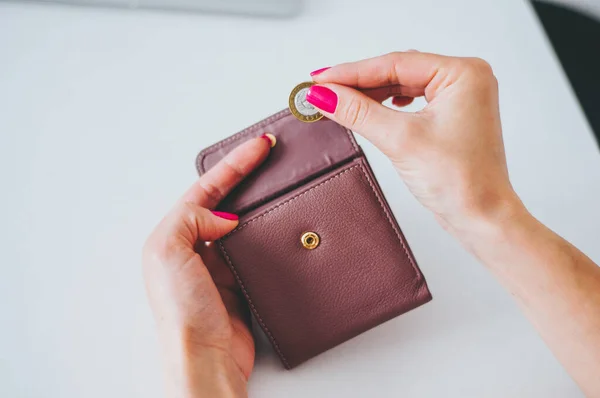 Weibliche Hände Stecken Münzen Die Brieftasche Auf Pastellfarbenem Hintergrund Hand — Stockfoto