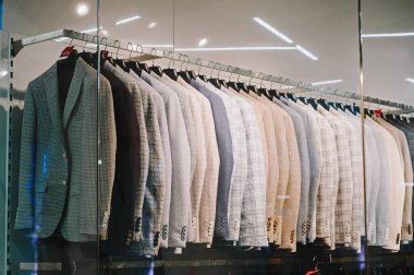 Mağaza penceresi, alışveriş merkezi konsepti, mağazadaki erkek kıyafetleri. 