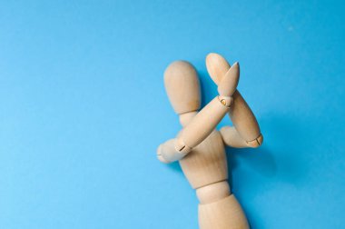 Tahta kukla gururla sunar görünmez bir şey, renk arkaplanı izole, nesne veya metin için boşluk kopyala