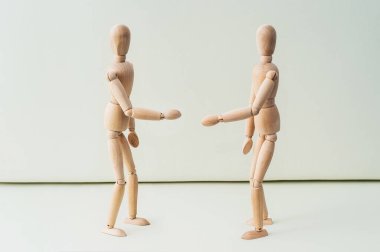 Gri arka planda elleri kalçasında tahta kukla