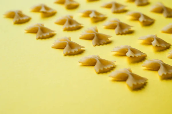 Italienische Pasta Muster Auf Blauem Hintergrund Verschiedene Farben Der Fliege — Stockfoto