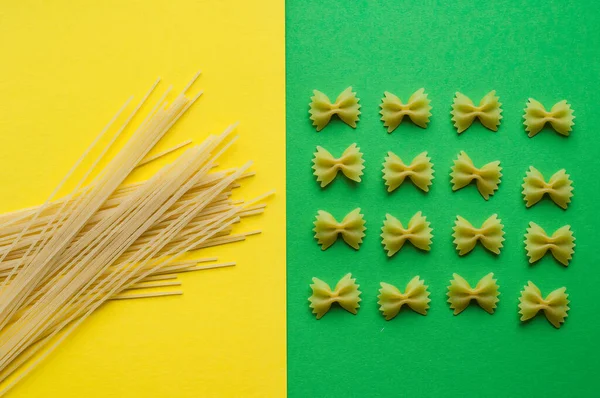 Italienische Pasta Muster Auf Blauem Hintergrund Verschiedene Farben Der Fliege — Stockfoto