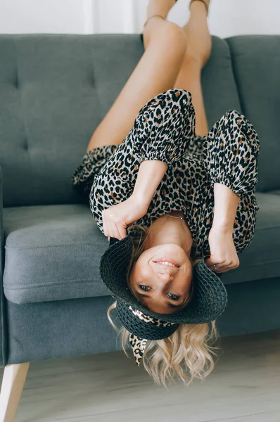 Красивая Блондинка Шляпе Летняя Модель Моды — стоковое фото