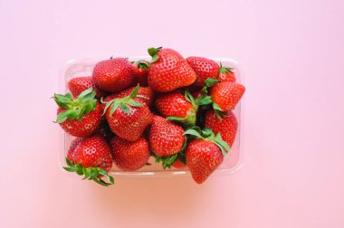 Beyaz arka planda bütün ve olgun çileklerin panoramik çekimi 