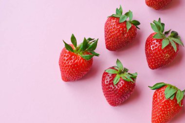 Boş kopya alanı olan beyaz yüzeydeki çilek yığınının üst görünümü 