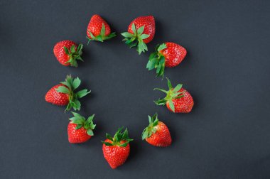Mavi arkaplanda çilek çerçevesinin üst görüntüsü. Yaz doğası geçmişi. Böğürtlen deseni Düz yatıyordu