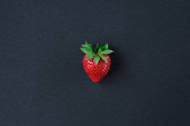 Sebzeler ve meyveler aynı renkte, mavi üzerine izole edilmiş taze çileklerin üst görüntüsü.