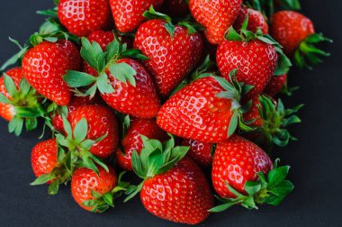 Sebzeler ve meyveler tek renk, taze toplanmış çileklerin arka planı, taze çilek arka planı,