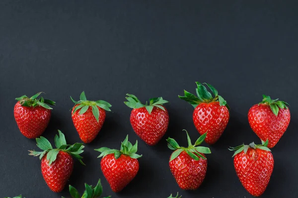 Mavi arkaplanda çilek çerçevesinin üst görüntüsü. Yaz doğası geçmişi. Böğürtlen deseni Düz yatıyordu