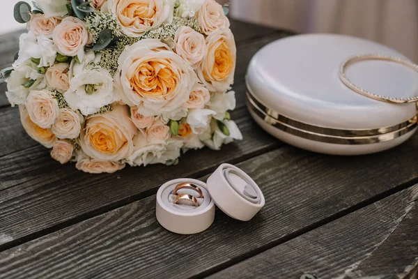 Composición Detalles Mañana Nupcial Vista Superior Anillos Boda Hermoso Ramo — Foto de Stock